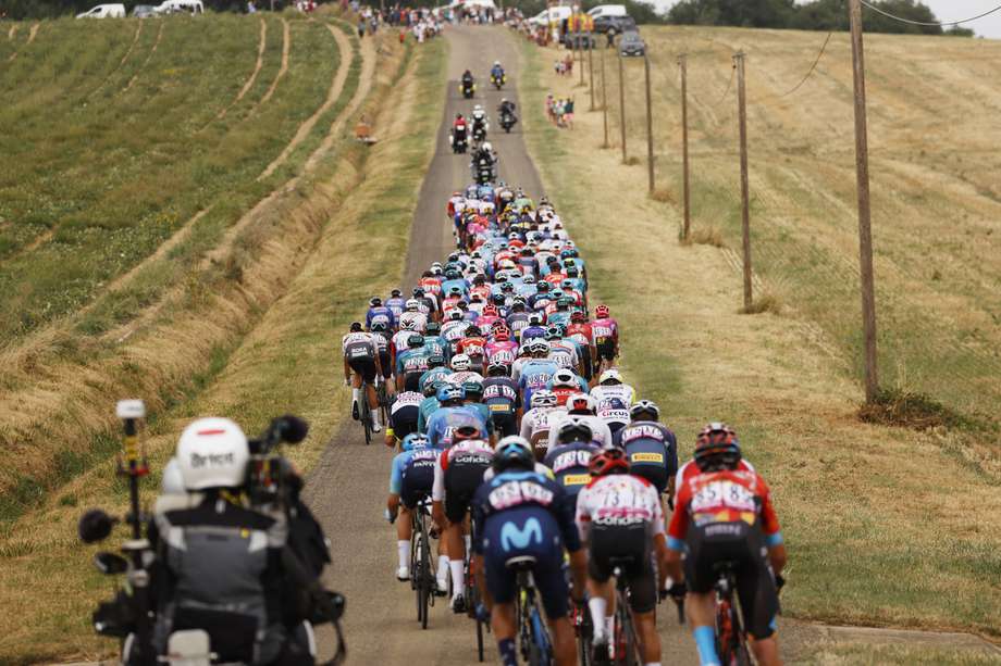 El pelotón principal en los primeros kilómetros de la etapa 19 del Tour de Francia.
