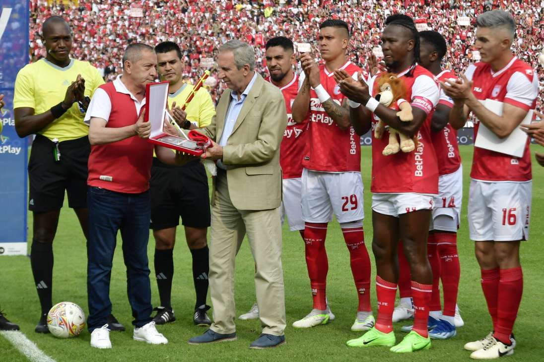 En la previa del compromiso fue homenajeado Gerardo Pelusso, entrenador que sacó campeón a Santa Fe de la Copa Sudamericana 2015. Eduardo Méndez, presidente de la institución, le entregó un reconocimiento.