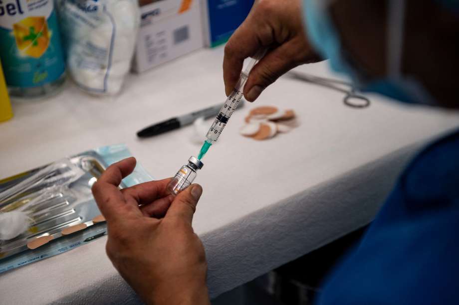 Los planes de vacunación en América Latina son dispares: mientras Chile es ejemplo, otros países van rezagados. / AFP