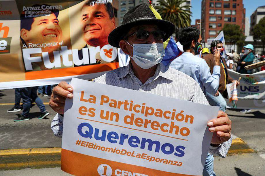 Un ciudadano ecuatoriano en una concentración de cientos de simpatizantes correístas en Quito (Ecuador), frente al Consejo Nacional Electoral (CNE).