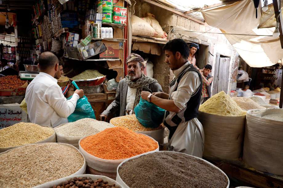 Un yemení compra en un mercado tradicional en medio del aumento de los precios de los alimentos, en la ciudad vieja de Sana'a, Yemen.