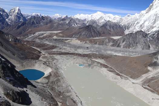 El lago Imja, cerca del monte Everest en el Himalaya, ha sido uno de los más afectados.