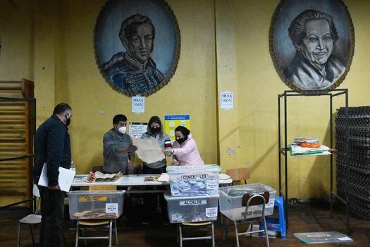 Miembros del jurado electoral de una mesa de votación en Chile cuentan los votos, en una jornada marcada por la baja participación ciudadana.