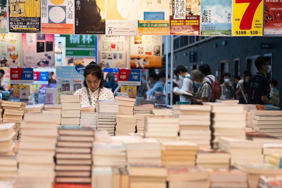 Una visitante observa libros exhibidos en la Feria del Libro en China.
