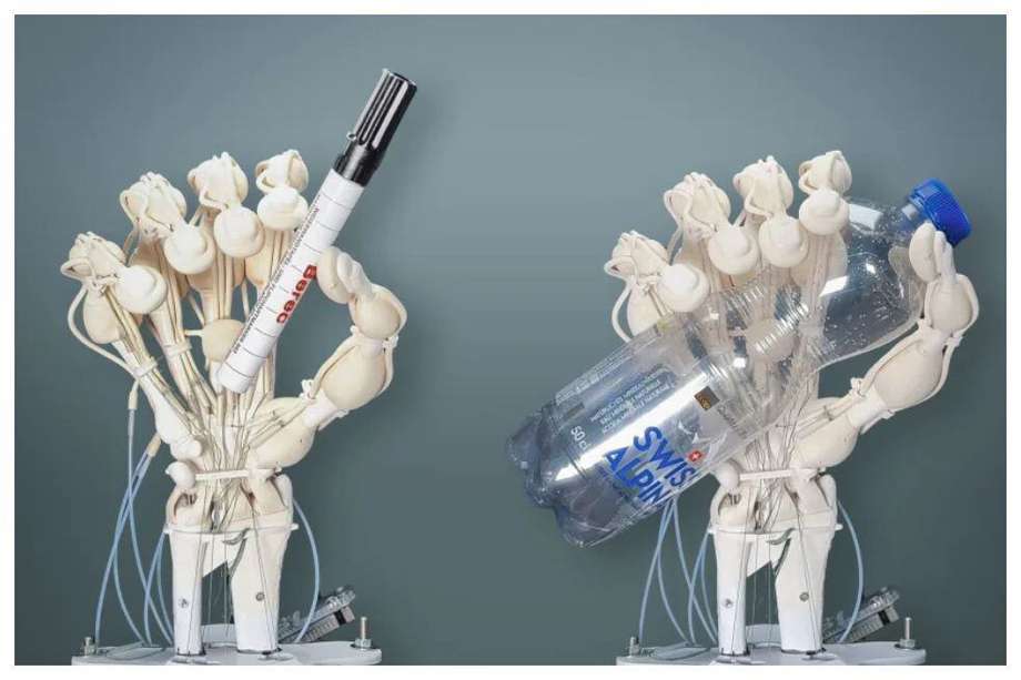 Cada una de las diversas piezas de la mano robótica se fabricó a partir de diferentes polímeros.