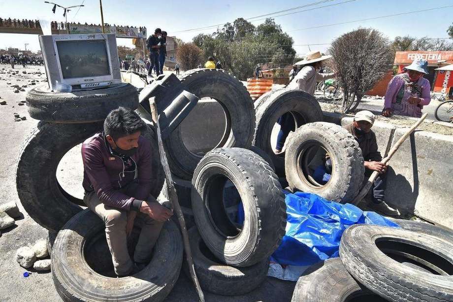 Manifestantes bloquean una carretera durante una protesta contra el aplazamiento de las elecciones generales, en Cochabamba (Bolivia).