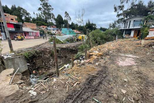 Las recientes lluvias han afectado varias viviendas en el sector de la vía a La Calera. Los organismos de rescate y cerca de 200 personas han estado trabajando para restablecer la movilidad en el sector.