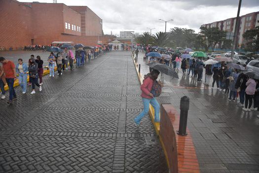 A pesar de la lluvia en varios centros de votación se han registrado  largas filas durante todo el día.