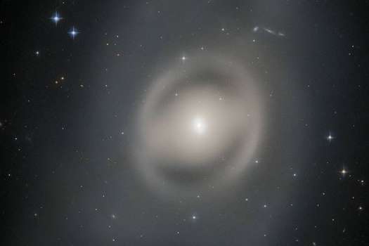La NASA explicó que esta galaxia posee un disco grande, pero carecen de los prominentes brazos espirales de galaxias como la Andrómeda.