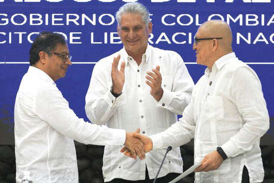 FILE - Cuban President Miguel Diaz-Canel applauds as Colombia's President Gustavo Petro, left, and ELN commander Antonio Garcia, shake hands during a bilateral ceasefire agreement signing ceremony between Petro's government and the Colombian National Liberation Army (ELN) guerrilla, at El Laguito in Havana, Cuba, June 9, 2023.  ELN leaders on Tuesday, June 4, ordered their units to cease offensive actions against Colombian military forces while they negotiate a ceasefire with the Petro government. (AP Photo/Ramon Espinosa, File)