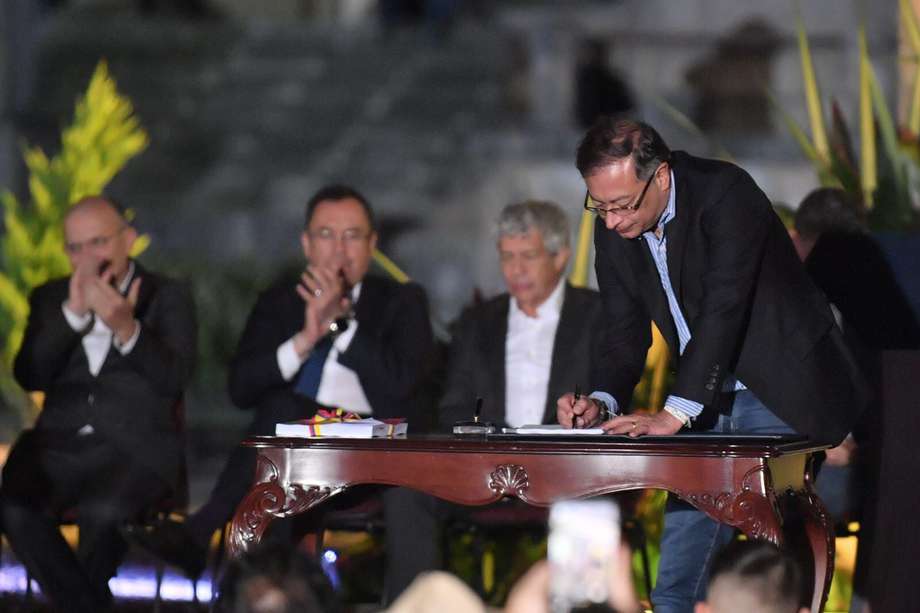 El Presidente Gustavo Petro firma el documento del Plan Nacional de Desarrollo, durante su ceremonia de presentación.
