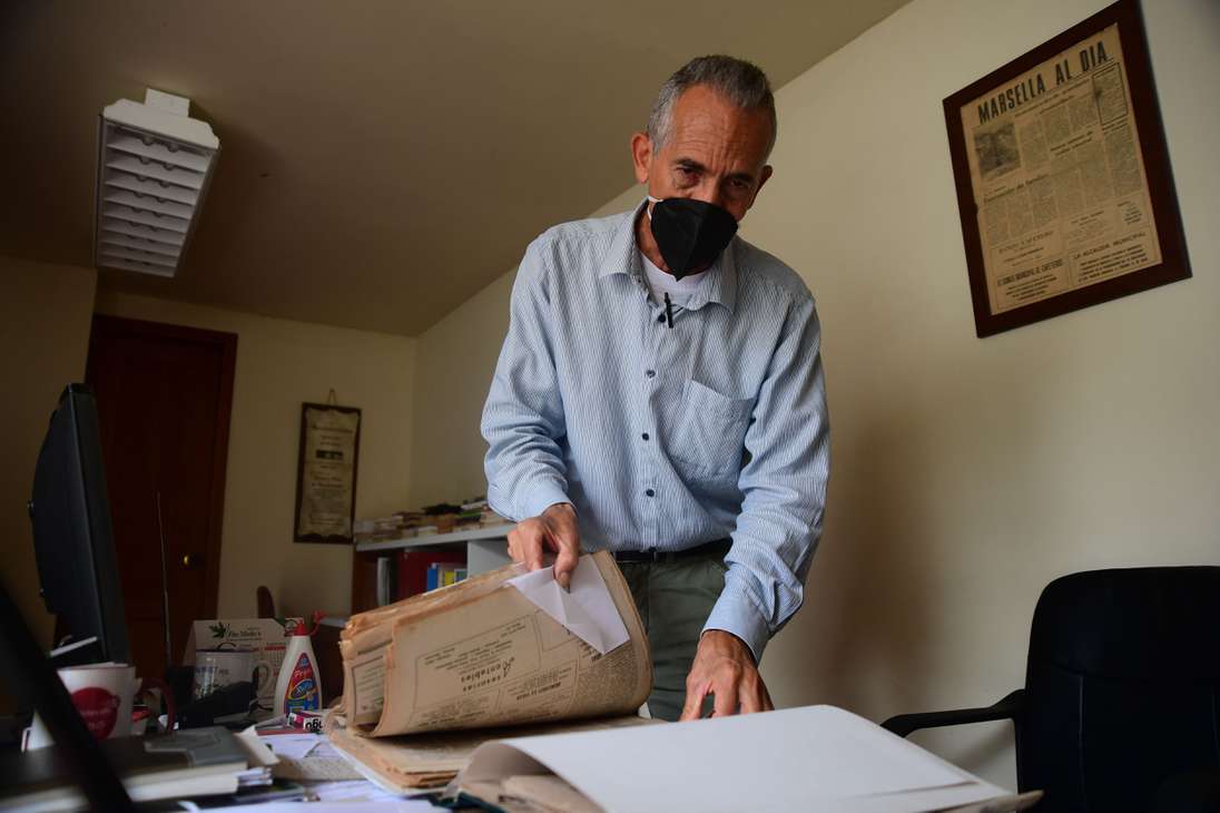 Mario Salazar, periodista de Marsella, muestra un ejemplar de su periódico de 1988, la primera vez que publicó sobre muertos que llegaban flotando por el río Cauca.