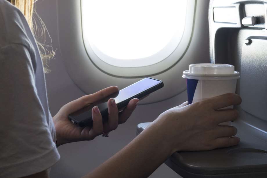 El modo avión es una función disponible en teléfonos móviles y otros dispositivos electrónicos que desactiva todas las funciones de transmisión inalámbrica, como llamadas, mensajes y conexiones de datos, mientras permite el uso de funciones no relacionadas con la red, como la cámara o las aplicaciones locales.