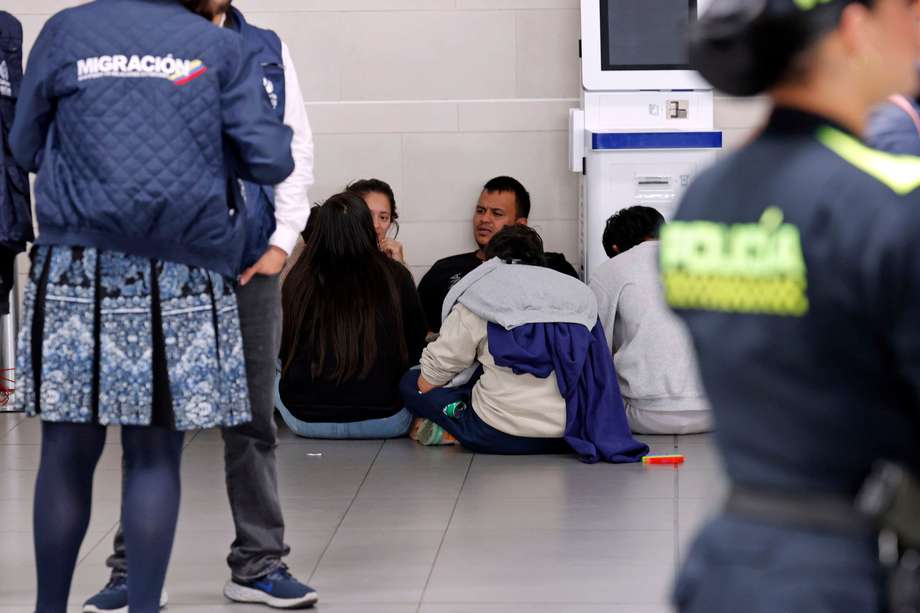 Fotografía de un grupo de migrantes colombianos que retornaron al país en un vuelo procedente de EE. UU. luego de haber sido deportados, hoy en el aeropuerto El Dorado de Bogotá (Colombia).