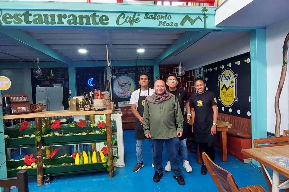 Jorge Hernán Giraldo y su equipo de trabajo. Un emprendimiento gastronómico que abre puertas a la cocina fusión sin sal.