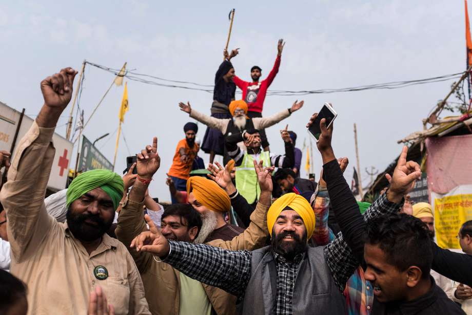 Los campesinos en la India celebran la decisión de retirar tres leyes de la reforma agraria, luego de protestar a lo largo de un año.