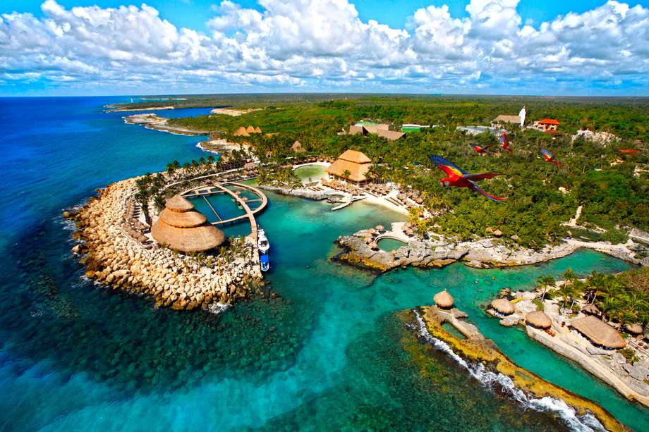 Xcaret está entre las mejores experiencias de parques en Cancún y la Riviera Maya gracias a sus más de 50 atractivos naturales y culturales para toda la familia.