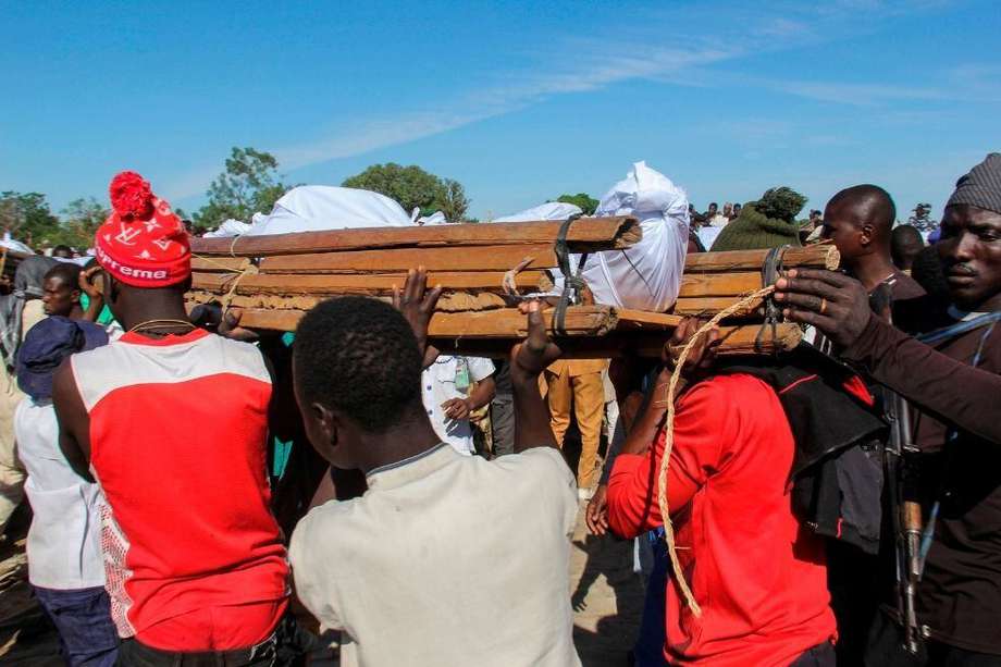Decenas de nigerianos asistieron al funeral de 43 trabajadores agrícolas asesinados en la aldea de Koshobe, cerca a  Zabarmari, Nigeria.
