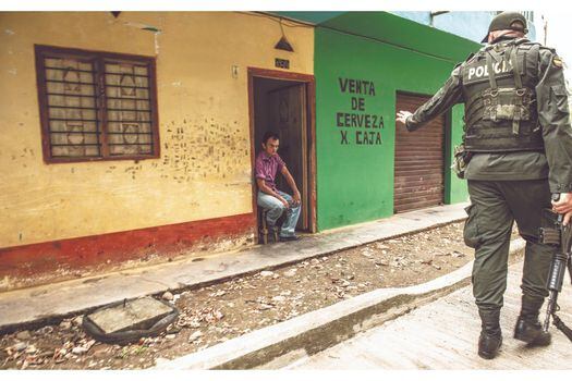 Miembros de la Fuerza Pública patrullan en el Bajo Cauca en medio de la guerra entre Caparros y Clan del Golfo. Imagen de referencia. / Archivo El Espectador.