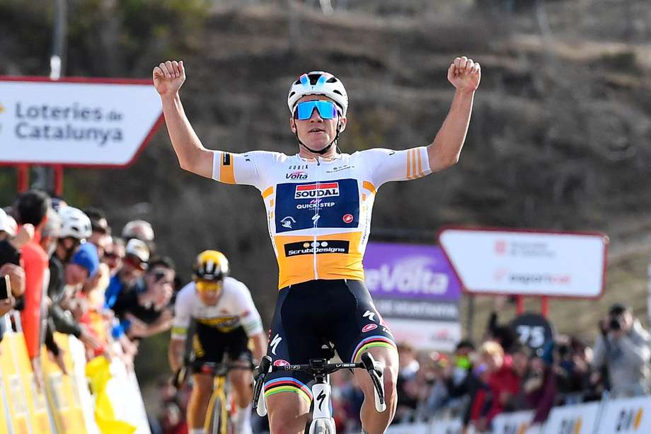 Remco Evenepoel, celebra cruzar la línea de meta por delante de Primoz Roglic (atrás), durante la 3.ª etapa de la Vuelta a Cataluña 2023.