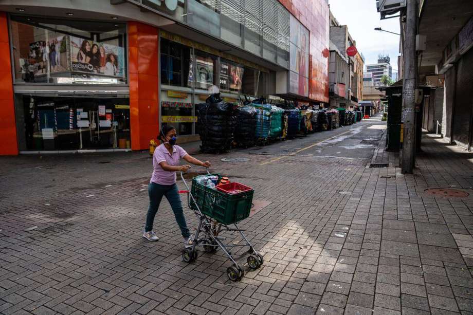 Comercio cerrado en Medellín por las restricciones para mitigar la expansión del coronavirus.