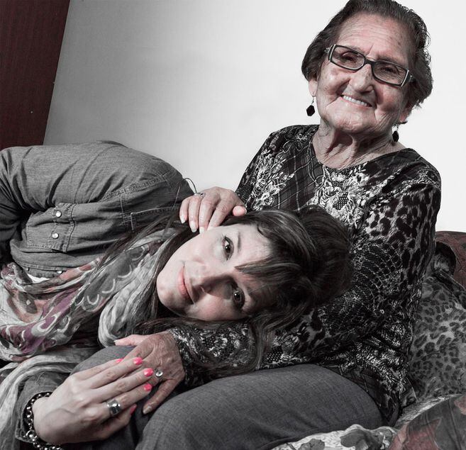 Belén Altamiranda Taranto, junto con su abuela Irma, quien emprendió la búsqueda.