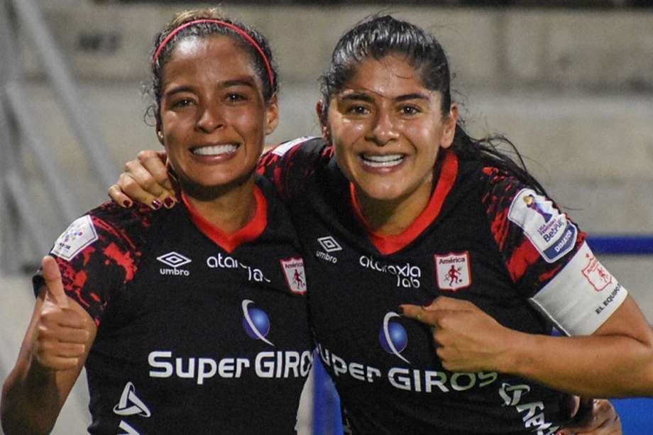 Ingrid Vidal y Catalina Usme, jugadoras de América de Cali, equipo líder del todos contra todos de la Liga Femenina BetPlay 2022-I.