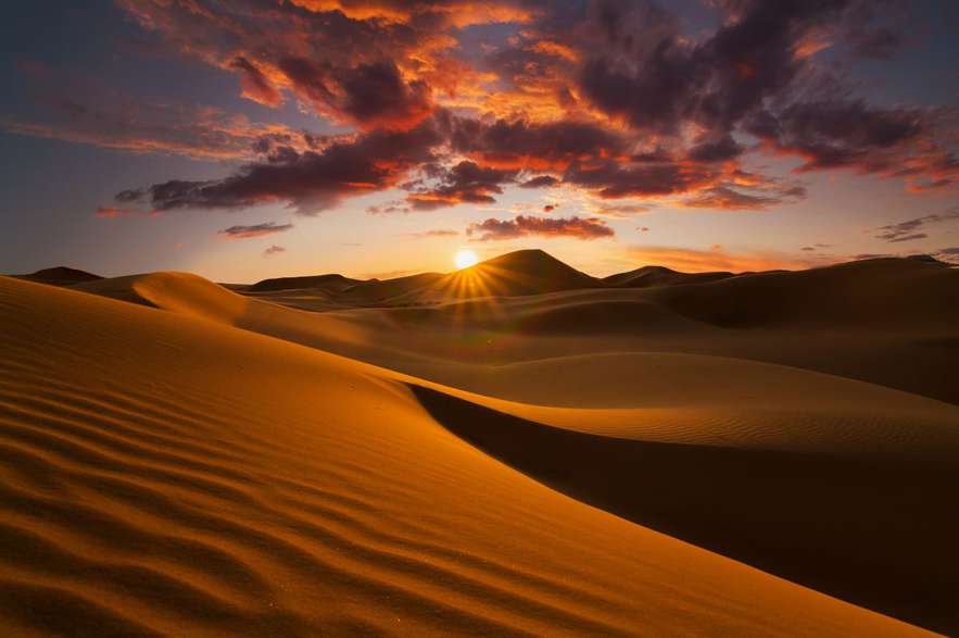 Desierto del Sáhara, primeras luces del día en un paraje inhóspito

Hablando de paisajes inhóspitos y únicos, el desierto del Sáhara es otro de esos lugares donde disfrutar de las primeras luces del día de una forma original y realmente romántica. Ya sea en Túnez o Marruecos, existen múltiples excursiones para vivir en primera persona la salida del sol en este lugar. Si se quiere vivir una experiencia al más puro estilo beduino, una muy buena opción es reservar una noche en el desierto del Sáhara, ya que incluye alojamiento en un campamento de lujo en mitad de las dunas.