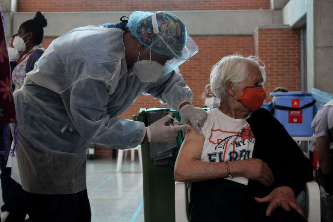 La persona con más edad en vacunarse en este punto, fue un hombre de 102 años.