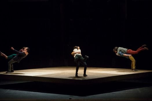Una imagen de "Celui qui tombe", un espectáculo de danza contemporánea protagonizado por seis artistas del CCN2-Centre Chorégraphique National de Grenoble, Francia. / Cortesía
