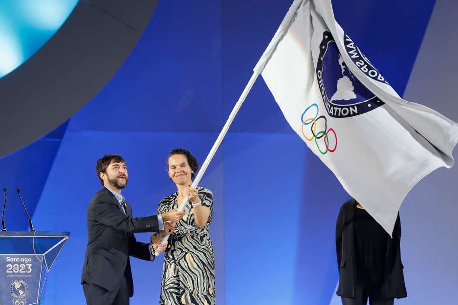 El alcalde de Barranquilla (Colombia) Jaime Pumarejo (i), y la ministra del Deporte de Colombia Astrid Rodríguez ondean la bandera de Panam Sports, en la ceremonia de clausura de los Juegos Panamericanos 2023 en Santiago (Chile).
