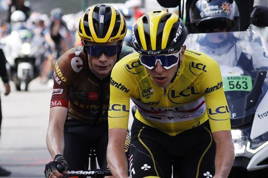 Jonas Vingegaard y Tadej Pogacar en la onceava etapa del Tour de Francia. EFE/EPA/YOAN VALAT
