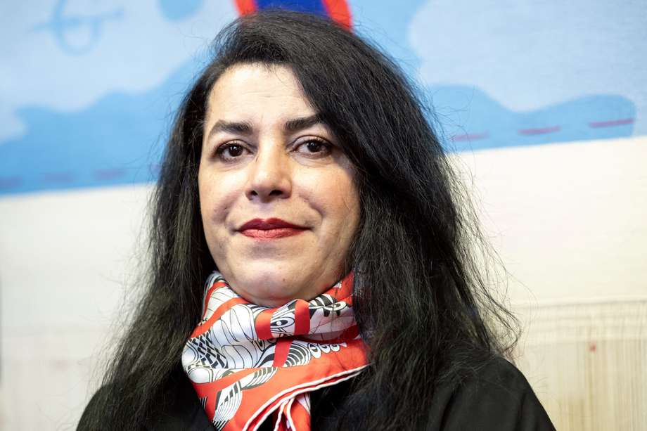 La novelista gráfica e ilustradora franco-iraní Marjane Satrapi posa durante la inauguración de un tapiz tríptico olímpico creado para los Juegos Olímpicos de París 2024.