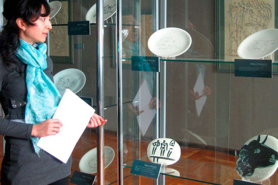 Algunas cerámicas de Picasso exhibidas en el museo de arte de Tashkent, en Uzbekistán. / AFP