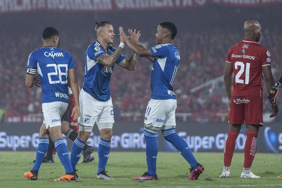 Beckham David Castro (der.), de Millonarios, celebra su gol con Leonardo Castro (cent.) en el Pascual Guerrero.