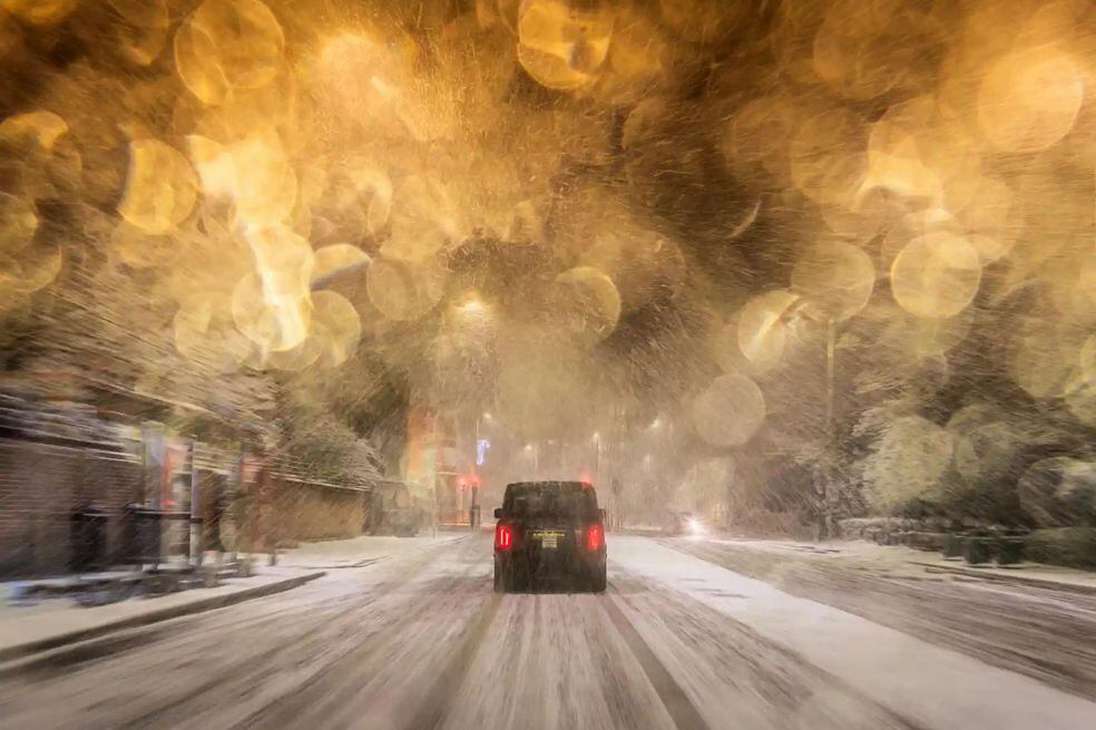 Categoría Paisaje:
Terry Gibbins fue el ganador y cuenta que su foto "es una exposición múltiple de tres imágenes en la cámara de un taxi negro conduciendo a casa durante una tormenta de nieve".