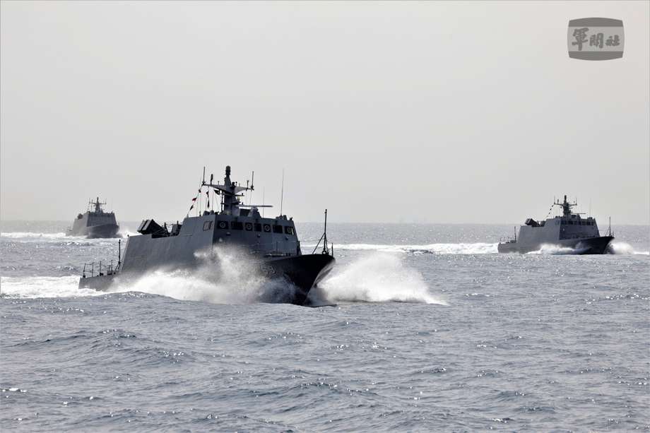 Imagen de archivo: una fotografía proporcionada por el Ministerio de Defensa Nacional de Taiwán muestra a los buques de la Armada de Taiwán FACG (Fast Attack Craft, misil guiado) navegando en un lugar no revelado, 10 de abril de 2023.
