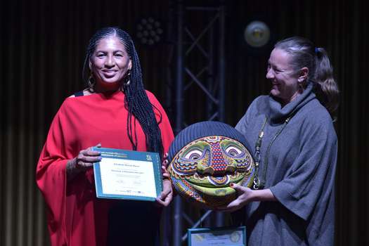 Elizabeth Moreno Barco recibió el premio a la defensora del año, de manos de la Embajadora de Suecia en Colombia, Helena Storm.
