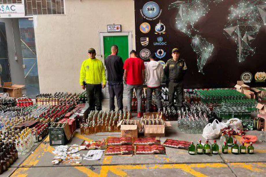Tres sujetos fueron capturados tras los operativos que dejaron más de 5.000 botellas de licor adulterado fuera de circulación.