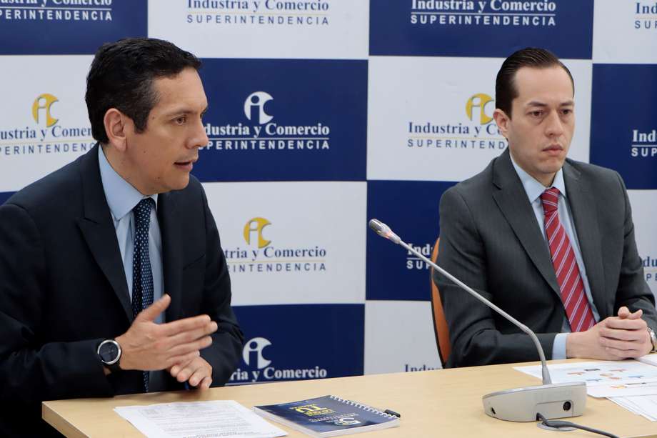 El superintendente de industria y comercio, Andrés Barreto, anunció el fallo en compañía de Juan Pablo Herrera, superintendente delegado para asuntos de competencia.
