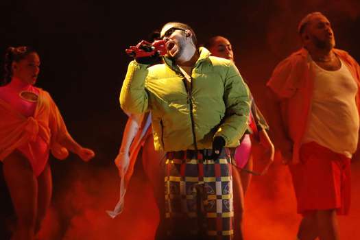 Bad Bunny deleitó a la capital colombiana este domingo como parte de su gira "World´s Hottest Tour 2022", tras dos presentaciones con lleno total en la ciudad de Medellín. EFE/Carlos Ortega
