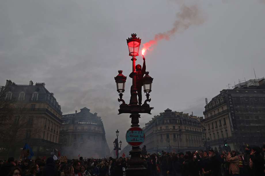 Un manifestante en la protesta contra la reforma gubernamental del sistema de pensiones en París, Francia, este 23 de marzo.