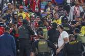 ¡Vergonzoso! Hinchas del Junior y policías se enfrentaron en pleno estadio: video