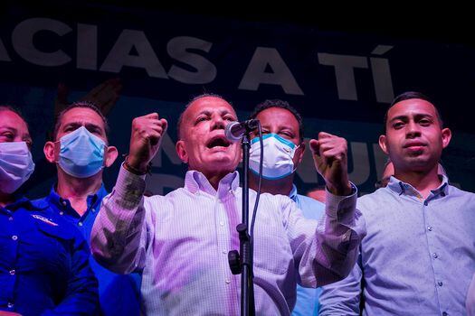 Manuel Rosales, ganador de las elecciones de gobernador del estado Zulia, participa en una concentración con partidarios en Maracaibo.