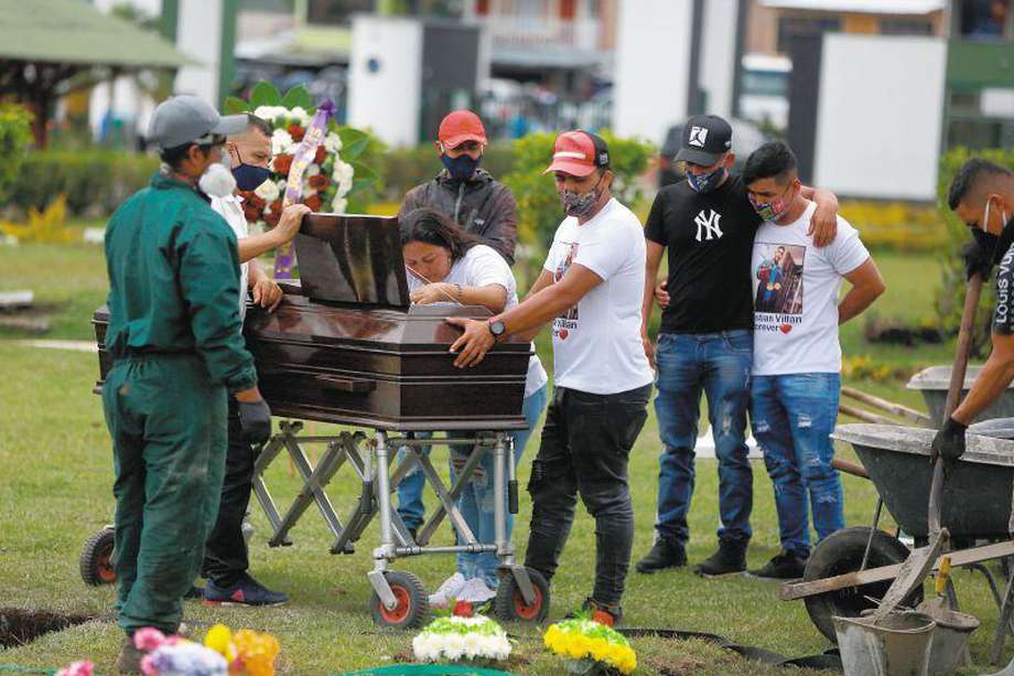 El pasado 21 de agosto, en El Tambo (Cauca), seis jóvenes fueron asesinados. Sus familiares piden no olvidar sus nombres: Arcadio Collazos, Cristian Tulande, Heiner Collazos, Nicolás Hurtado, Yoimar Muñoz y Yulber Flor. / EFE