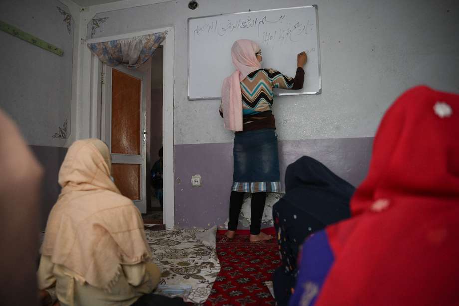 Niñas estudian en una escuela secreta en un lugar no revelado de Afganistán.