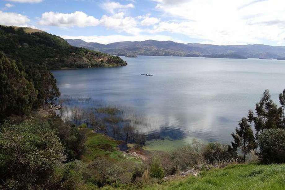 El Lago de Tota cuenta con 55 kilómetros cuadrados de amplitud y 60 metros de profundidad, se encuentra rodeado de varias tierras de cultivo y está ubicado a aproximadamente cuatro horas de Bogotá.