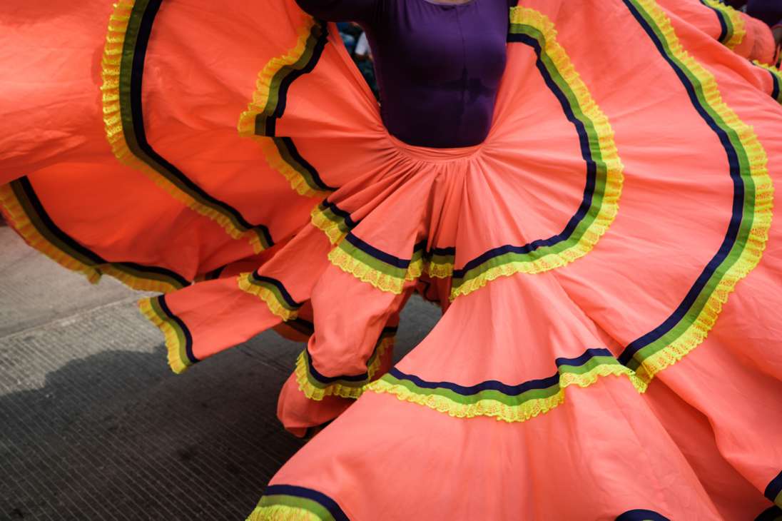 Los faldeos son usuales en las danzas folclóricas de la Costa Atlántica. Como en el bullerenge y la cumbia.