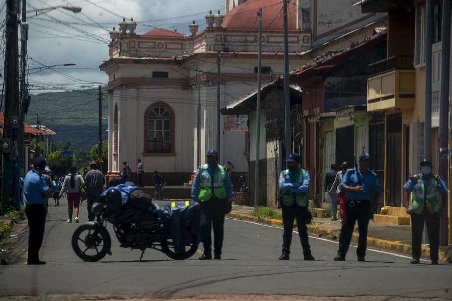 Según la Policía Nacional, que circuló una fotografía del hombre, el doble crimen ocurrió el pasado viernes 28 de abril en el Caribe Norte de Nicaragua.
