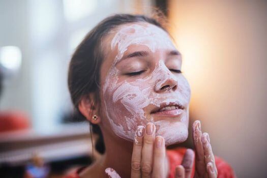 Desmaquillarse, tener una rutina todas las noches y aplicarse mascarillas diarias son algunas recomendaciones para el cuidado del rostro.  / Getty Images